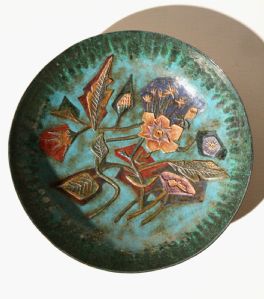 Teller mit floralem Relief, 1950er Jahre